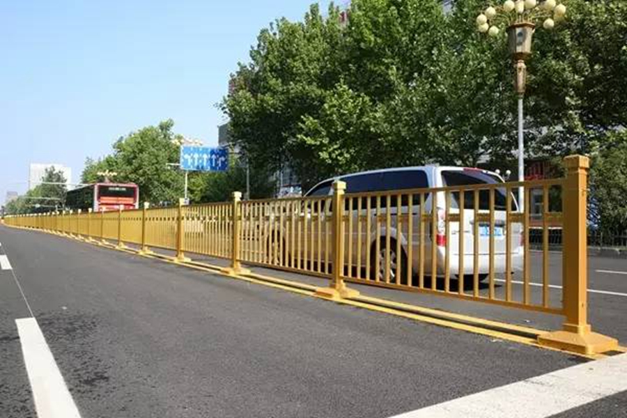 黄金交通护栏